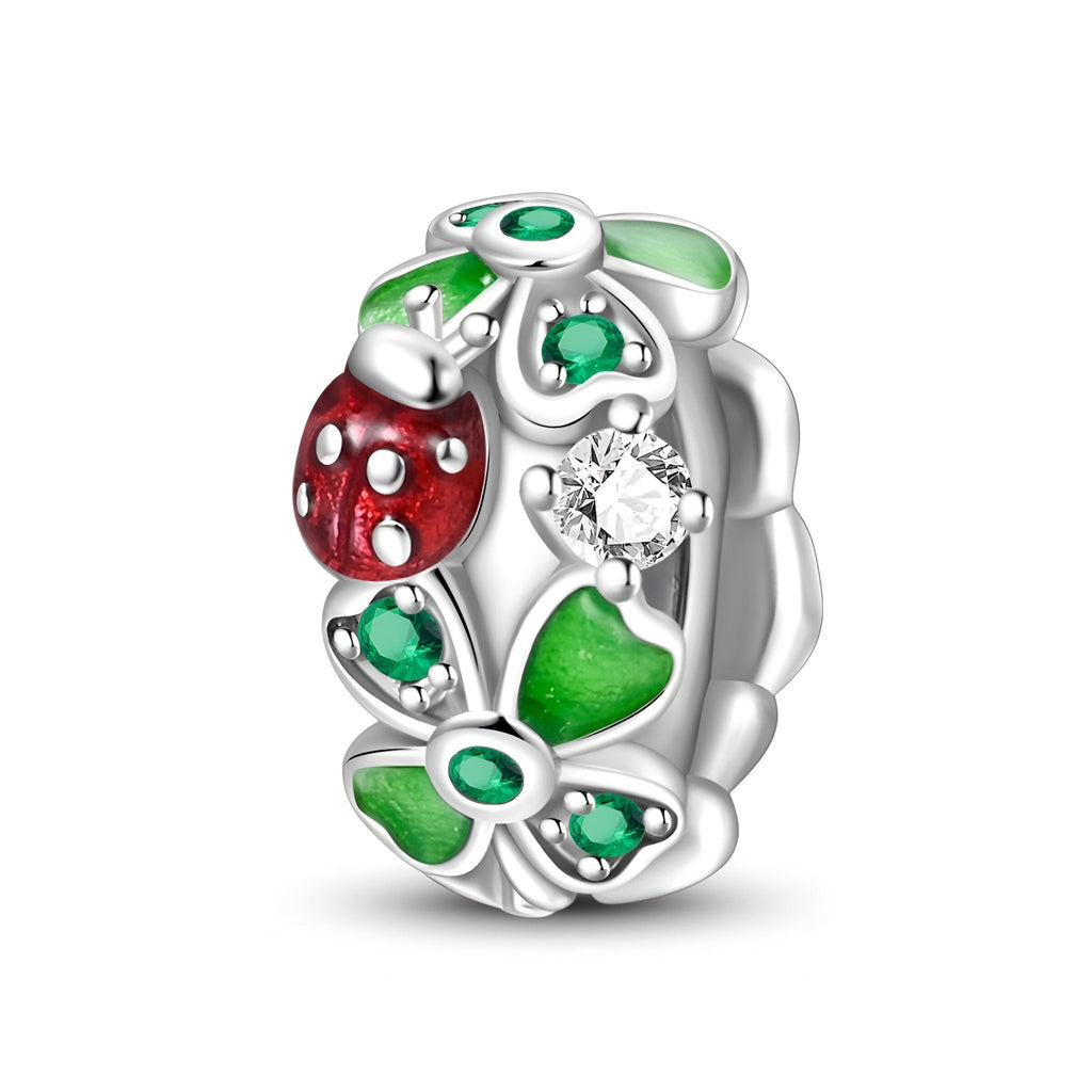 Charm argenté avec trèfle vert à 4 feuilles, coccinelle rouge, et strass blanc scintillant.