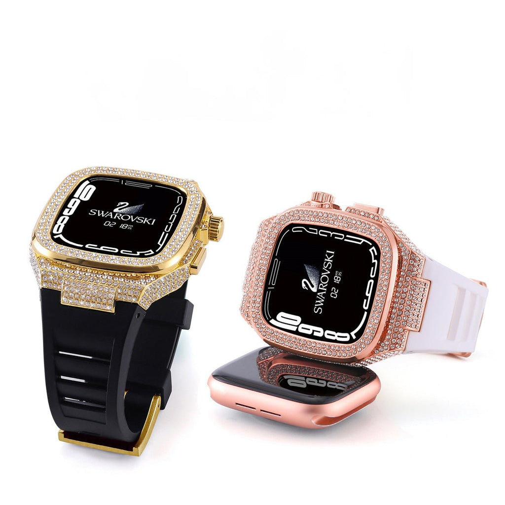 Deux montres Apple Watch avec coque complète strassée, bracelet silicone noir et blanc, bordure dorée et rose pâle.