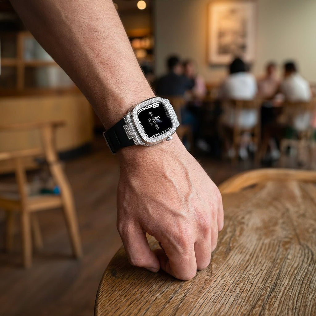 Coque complète Apple Watch noire avec bracelet silicone et contour de strass scintillants, compatible 44/45/46mm.