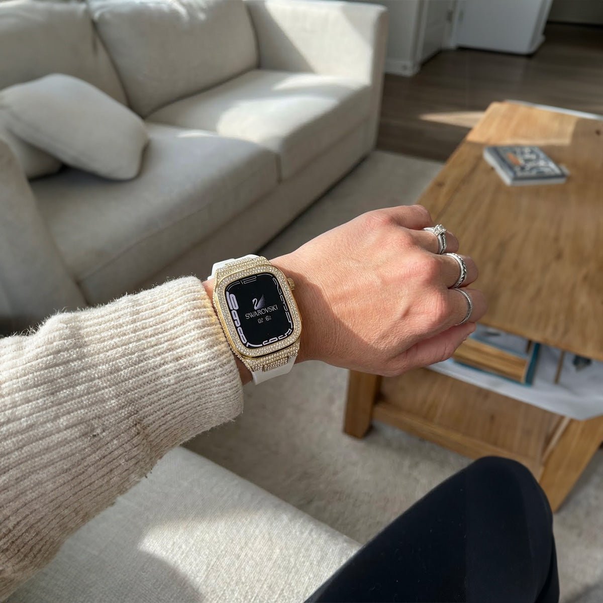 Coque complète Apple Watch beige avec bracelet silicone et bordure incrustée de strass scintillants.