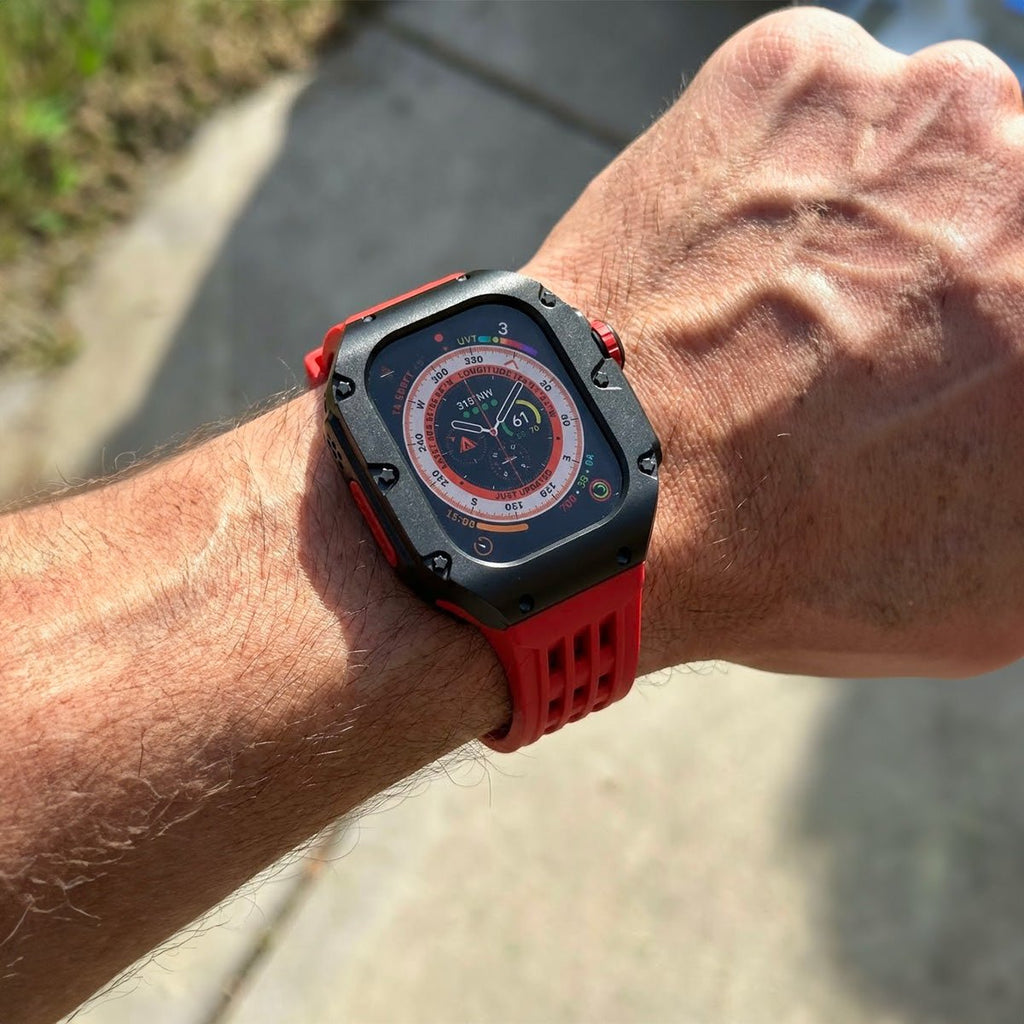 Coque titane noire robuste avec bracelet silicone rouge à boucle pour Apple Watch Ultra 49mm.