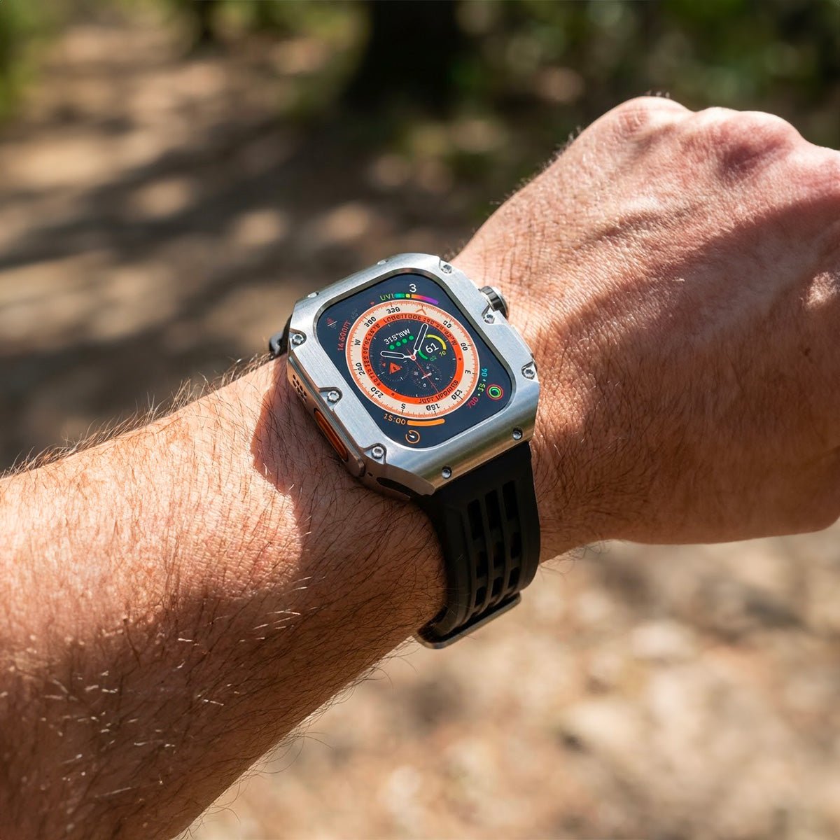 Coque titane grise robuste avec bracelet silicone noir à boucle pour Apple Watch Ultra 49mm.