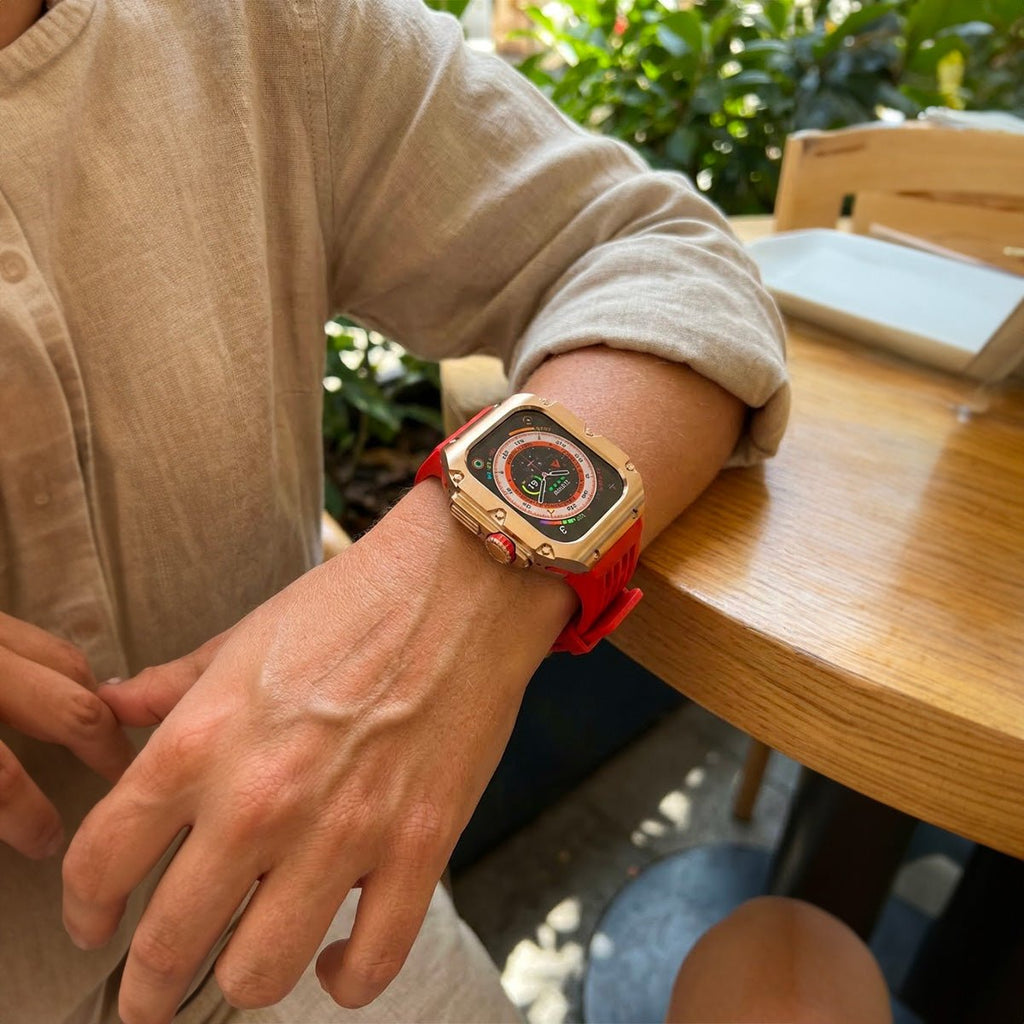 Coque titane rouge robuste avec bracelet silicone rouge à boucle pour Apple Watch Ultra 49mm.