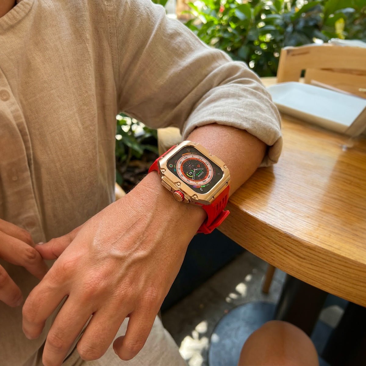 Coque titane rouge robuste avec bracelet silicone rouge à boucle pour Apple Watch Ultra 49mm.