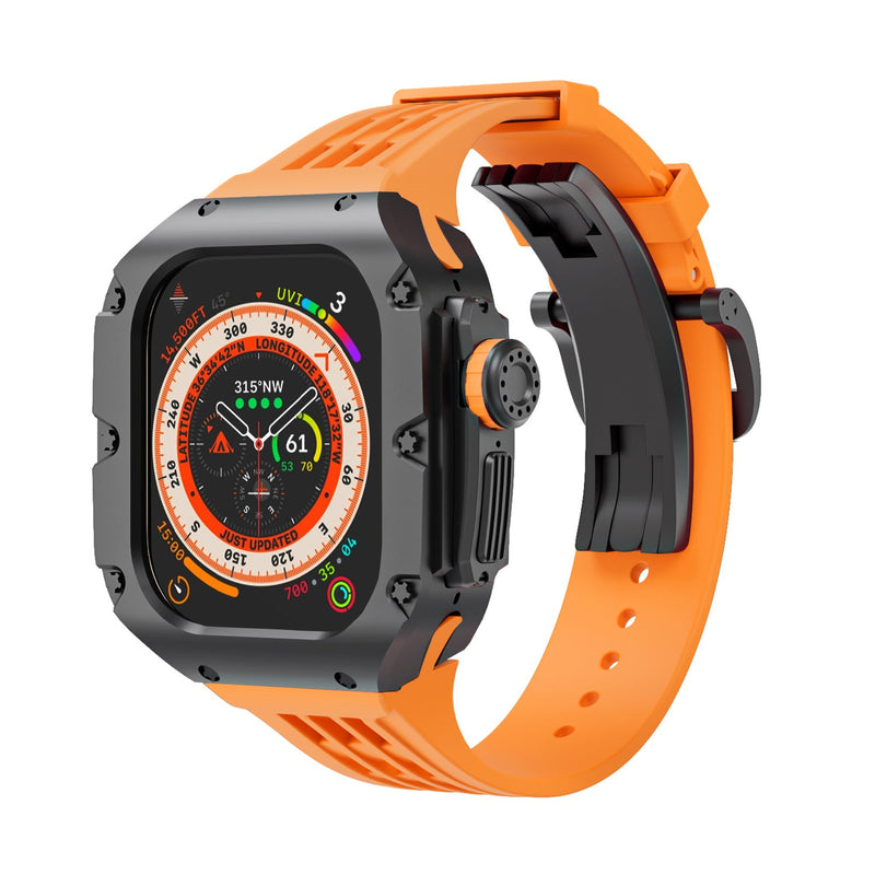 Montre Apple Watch Ultra 49mm avec coque titane noire robuste et bracelet silicone orange à boucle sportive.