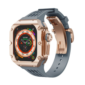 Montre Apple Watch Ultra 49mm avec coque titane rose doré robuste et bracelet silicone gris à boucle sportive.
