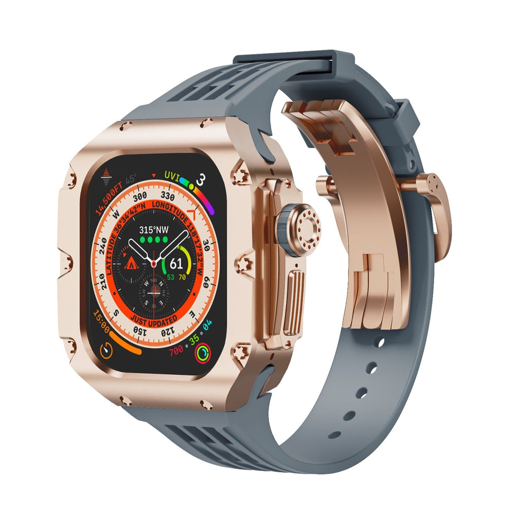 Montre Apple Watch Ultra 49mm avec coque titane rose doré robuste et bracelet silicone gris à boucle sportive.