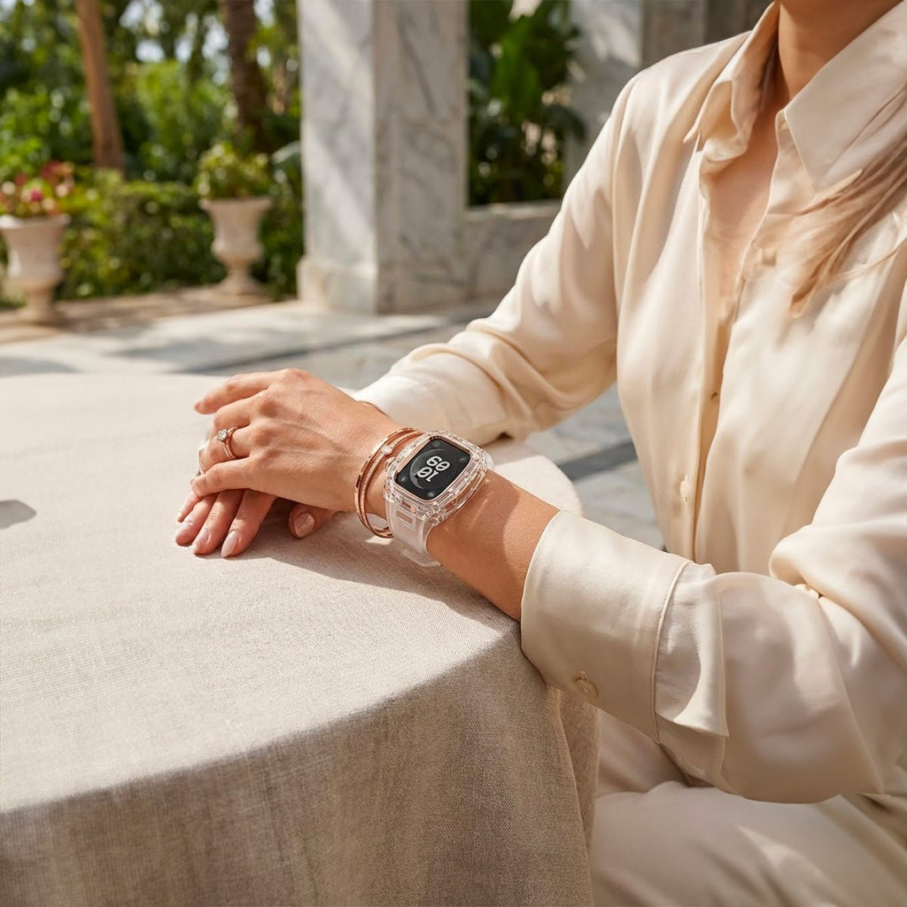 Coque intégrale transparente en PC pour Apple Watch Ultra 49mm avec bracelet souple beige et boucle métal argenté.