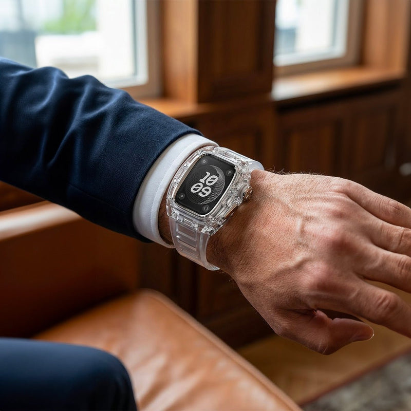 Montre Apple Watch Ultra 49mm avec coque intégrale transparente en PC et bracelet clair, boucle métal argenté, design.