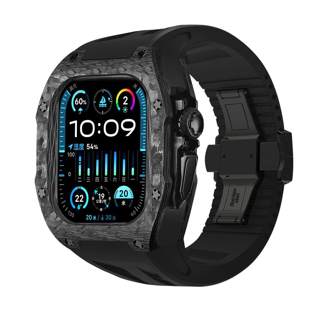 Coque Apple Watch Ultra noire en fibre de carbone avec bracelet silicone sportif noir et fermoir acier.
