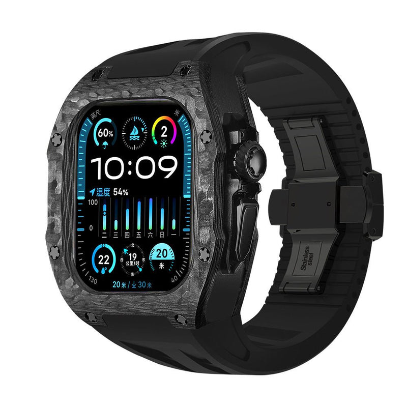 Coque Apple Watch Ultra noire en fibre de carbone avec bracelet silicone sportif noir et fermoir acier.