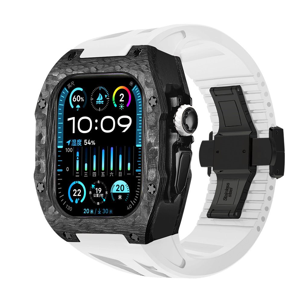 Montre Apple Watch Ultra avec coque noire en fibre de carbone, bracelet silicone blanc, design sportif haut de gamme.