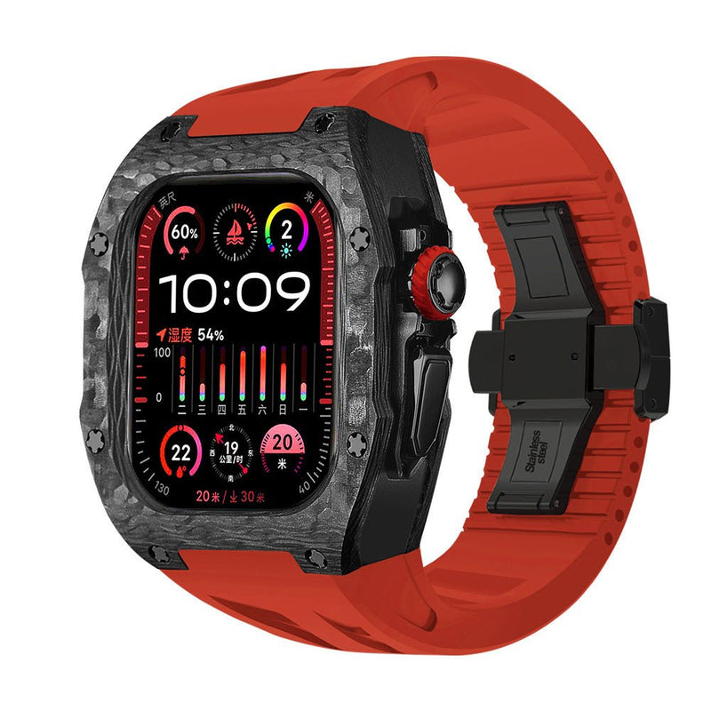 Montre Apple Watch Ultra avec coque intégrale en fibre de carbone noire, bracelet rouge sport en silicone et acier, design.