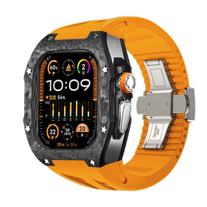 Coque Apple Watch Ultra en fibre de carbone noire avec bracelet silicone orange et fermoir acier argenté.