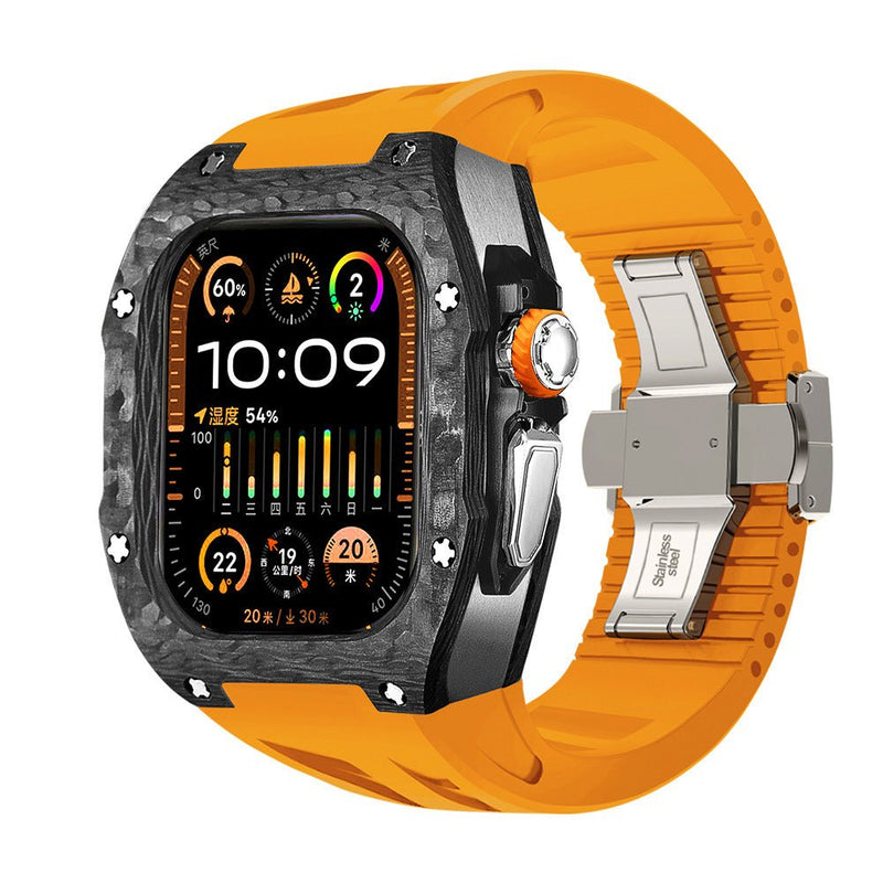 Coque Apple Watch Ultra en fibre de carbone noire avec bracelet silicone orange et fermoir acier argenté.