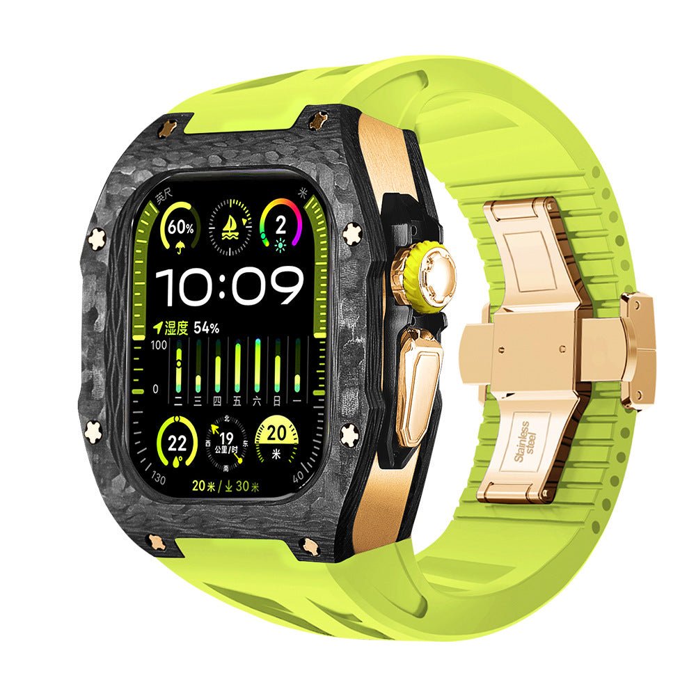 Coque intégrale noire en fibre de carbone avec bracelet silicone jaune vif et fermoir en acier doré pour Apple Watch Ultra.