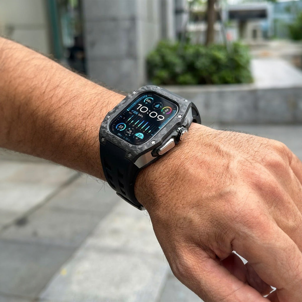 Coque intégrale en fibre de carbone noire avec bracelet silicone perforé noir, design sportif pour Apple Watch Ultra.