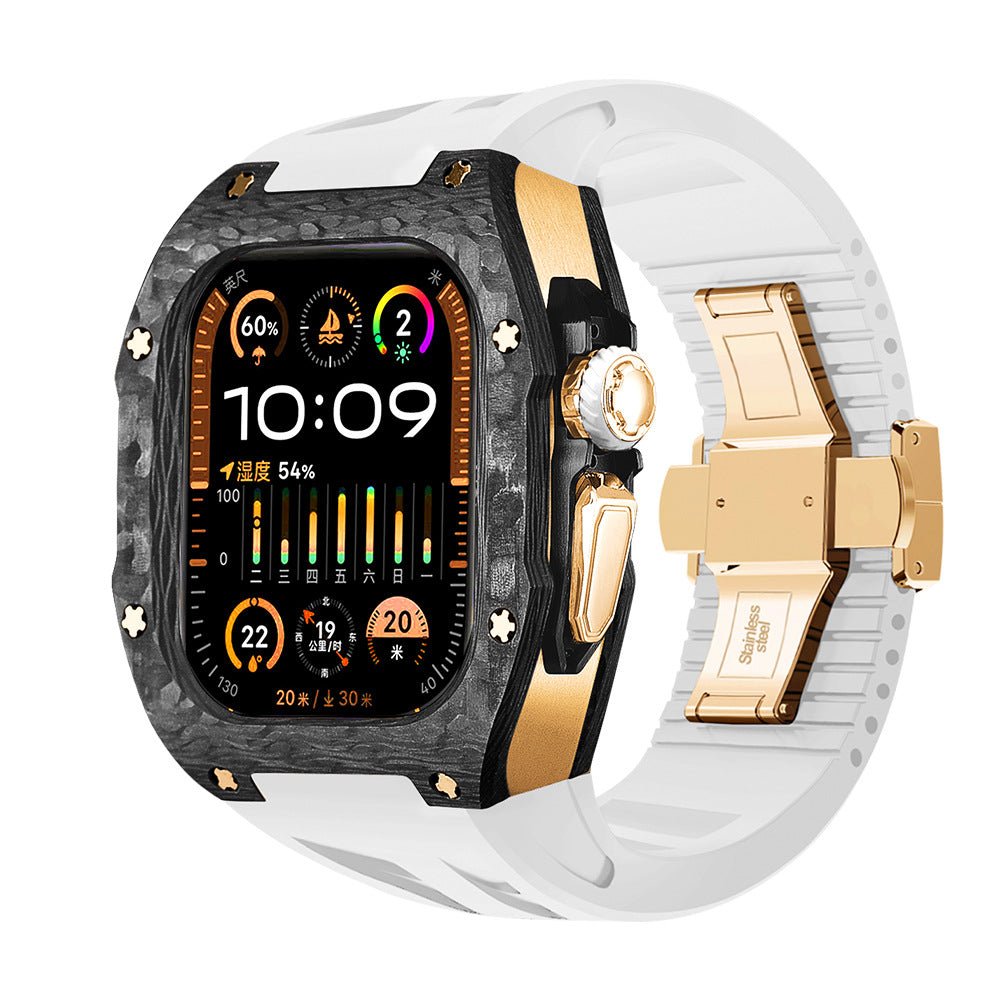 Coque intégrale noire en fibre de carbone avec accents dorés, bracelet silicone blanc sport pour Apple Watch Ultra.