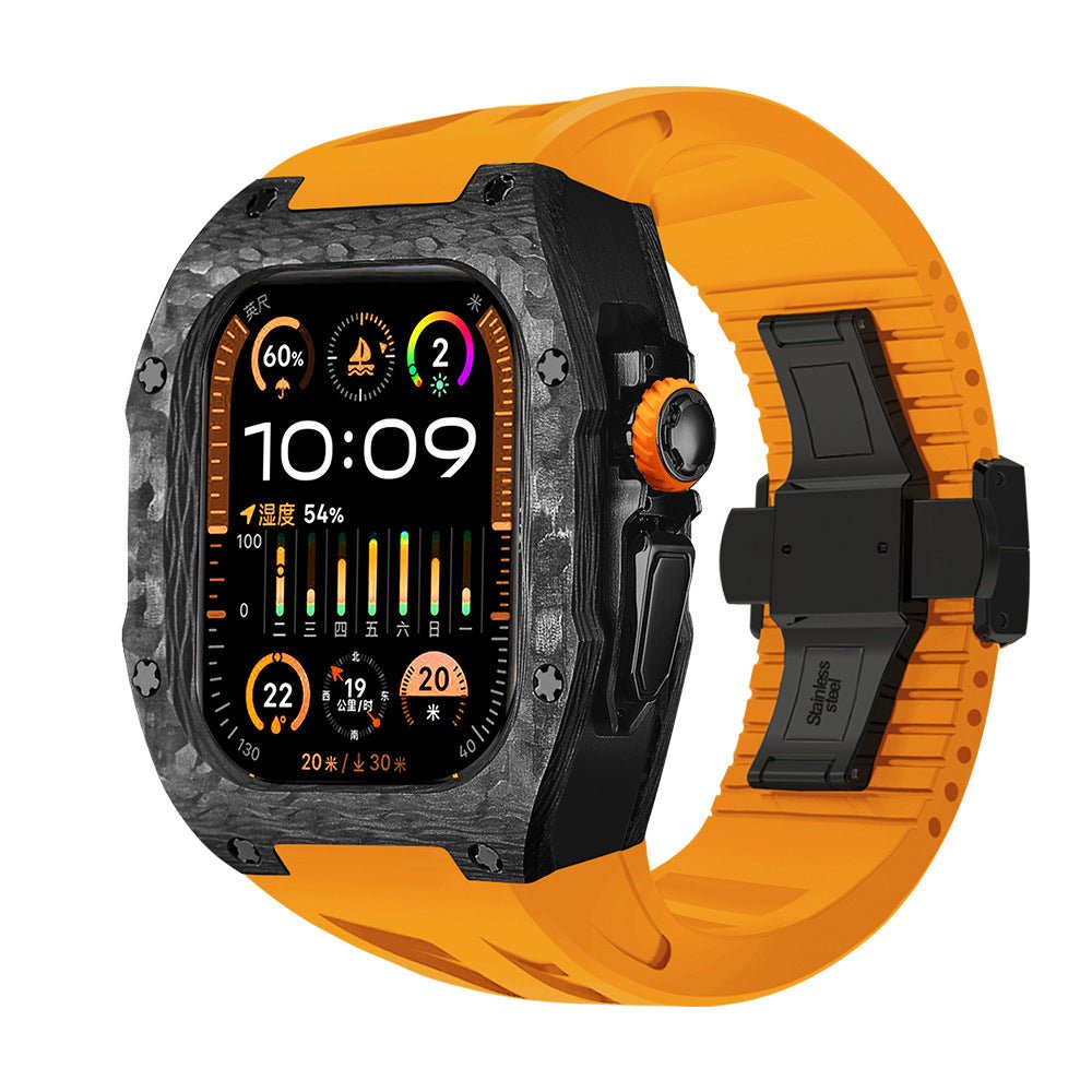 Coque intégrale noire en fibre de carbone pour Apple Watch Ultra avec bracelet silicone orange et boucle acier noir.