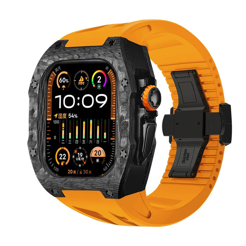 Coque intégrale noire en fibre de carbone pour Apple Watch Ultra avec bracelet silicone orange et boucle acier noir.