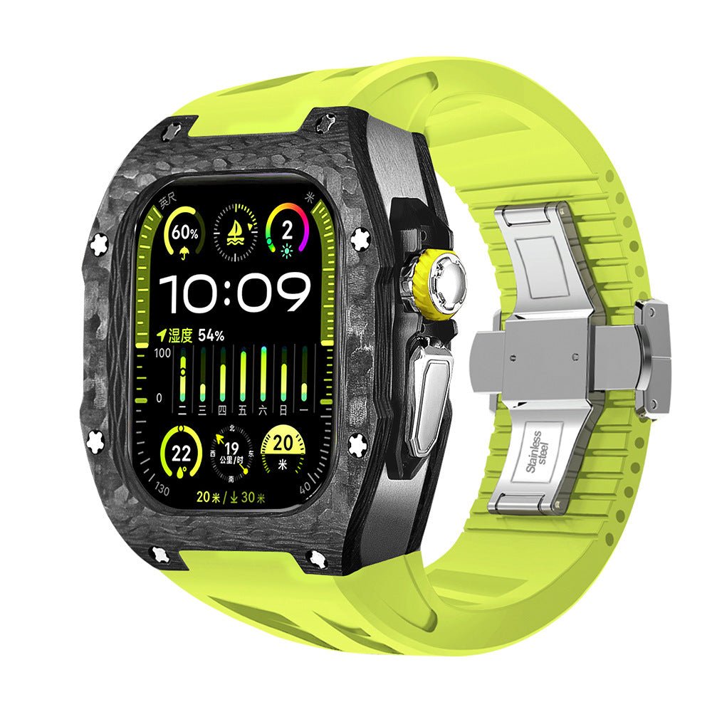 Montre Apple Watch Ultra avec coque fibre de carbone noire et bracelet silicone jaune vif, design sportif avec boucle acier.