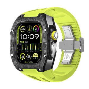 Montre Apple Watch Ultra avec coque fibre de carbone noire et bracelet silicone jaune vif, design sportif avec boucle acier.