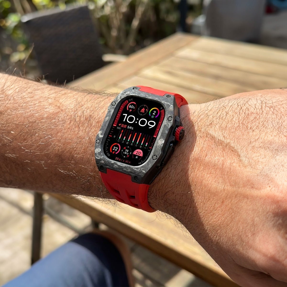 Coque intégrale noire en fibre de carbone avec bracelet silicone rouge et acier pour Apple Watch Ultra, design sportif.