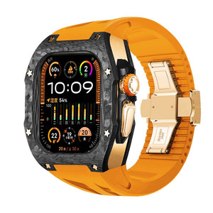 Montre Apple Watch Ultra avec coque carbone noire, bracelet silicone orange vif, style sportif haut de gamme.