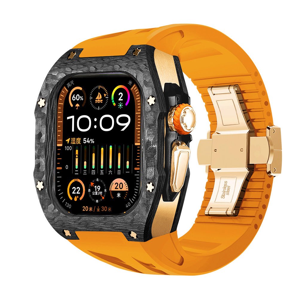 Montre Apple Watch Ultra avec coque carbone noire, bracelet silicone orange vif, style sportif haut de gamme.