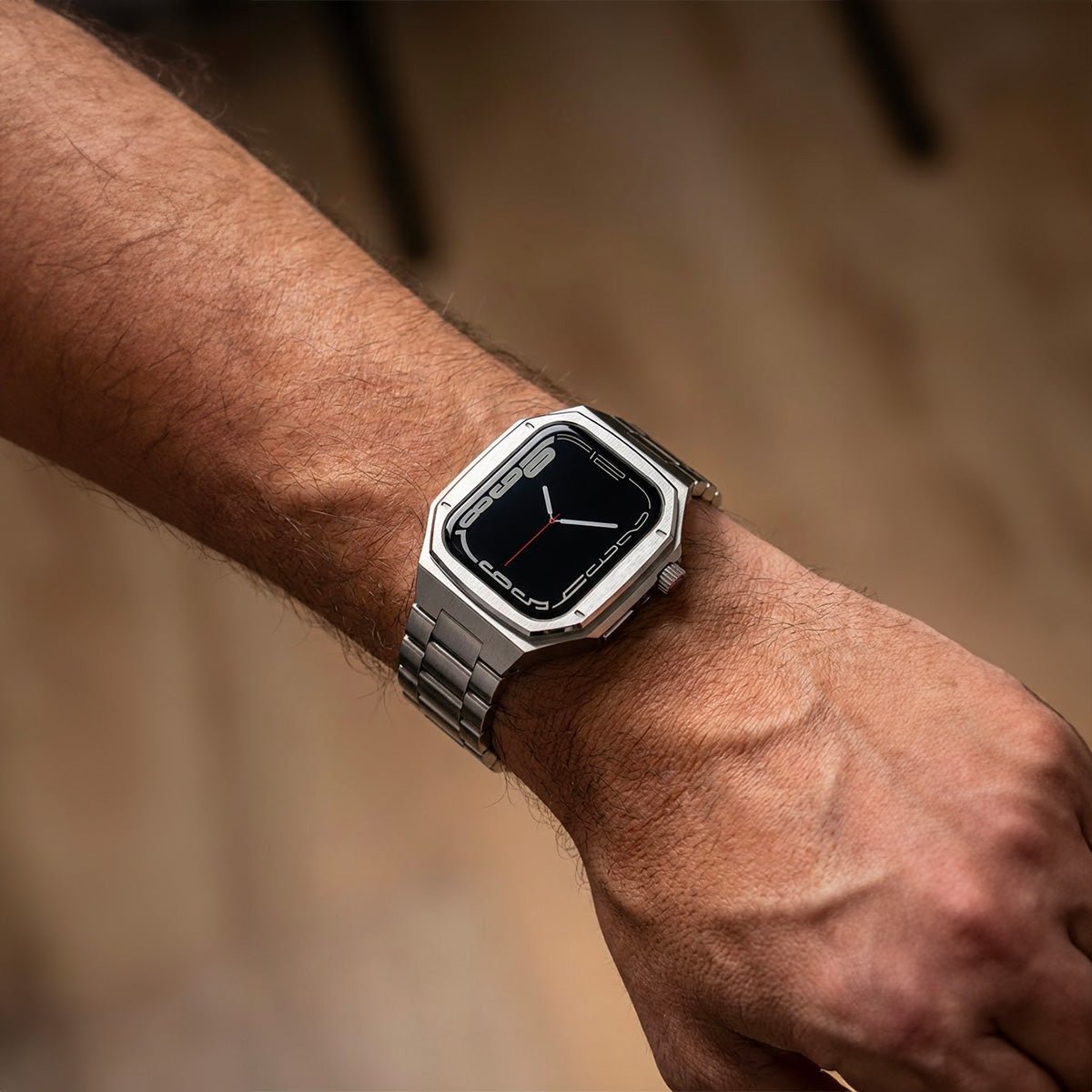 Coque intégrale Apple Watch en acier inoxydable brossé gris, maillons amovibles, design robuste et anguleux, compatible.