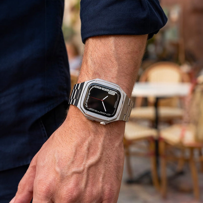 Coque intégrale en acier inoxydable gris argenté avec bracelet maillons amovibles pour Apple Watch, design masculin robuste.