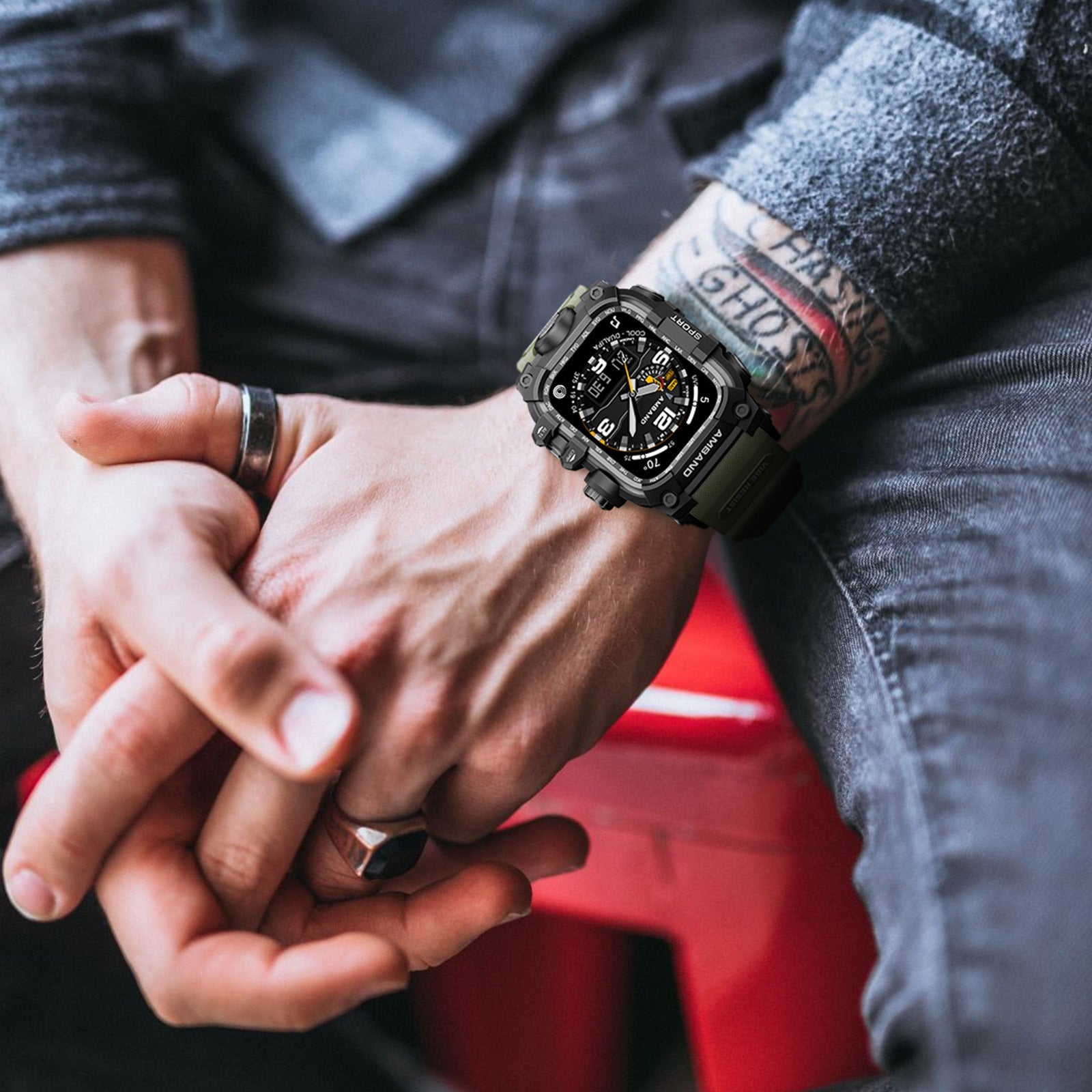 Coque intégrale noire renforcée en alliage de zinc pour Apple Watch, style militaire avec boucle sécurisée, portée sur.