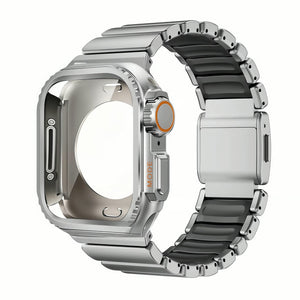 Coque intégrale en titane gris argenté avec bracelet métallique assorti et détails noirs, fermoir sécurisé robuste.