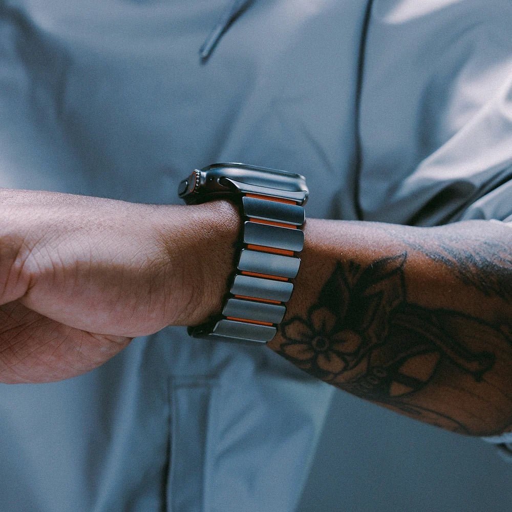 Coque intégrale en titane gris mat avec bracelet métallique assorti pour Apple Watch, design robuste et élégant, fermoir.