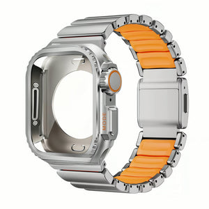 Coque intégrale en titane argenté pour Apple Watch avec intérieur en silicone orange et fermoir sécurisé métallique.
