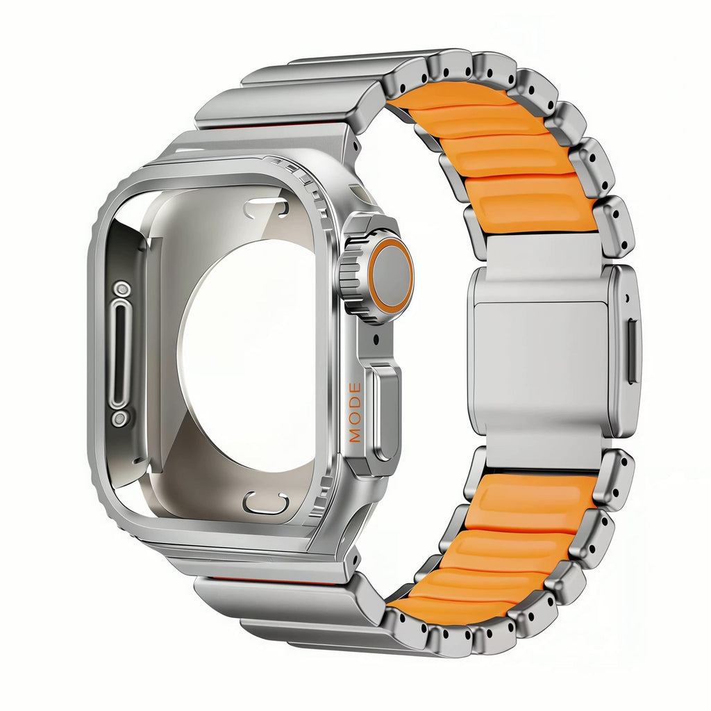 Coque intégrale en titane argenté pour Apple Watch avec intérieur en silicone orange et fermoir sécurisé métallique.