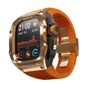 Coque métallique robuste dorée avec boutons renforcés pour Apple Watch Ultra 49 mm, bracelet orange en silicone texturé.