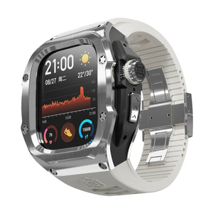 Coque intégrale métal argenté robuste pour Apple Watch Ultra 49 mm avec bracelet blanc et protection des boutons.