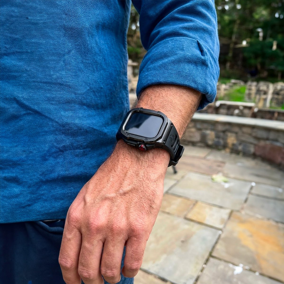 Coque intégrale noire en métal renforcé pour Apple Watch Ultra 49 mm avec design robuste et épais.