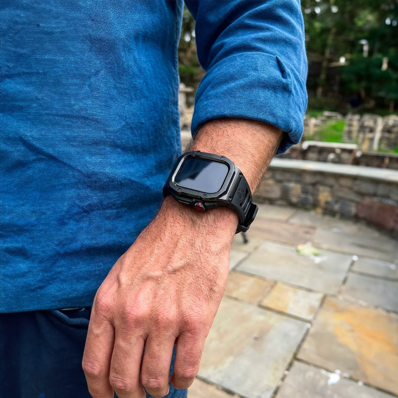 Coque intégrale noire en métal renforcé pour Apple Watch Ultra 49 mm avec design robuste et épais.