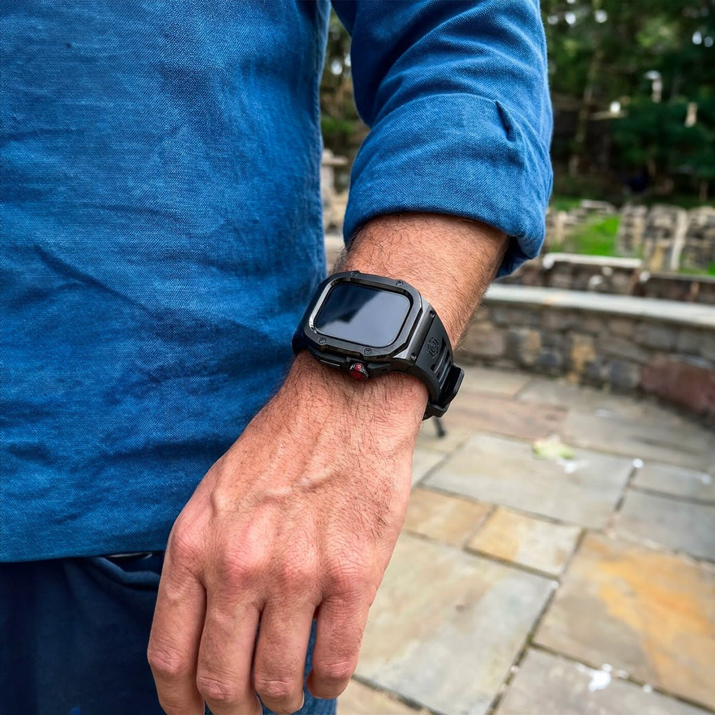 Coque intégrale noire en métal renforcé pour Apple Watch Ultra 49 mm avec design robuste et épais.