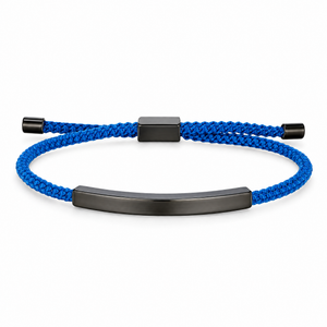 Packshot studio bracelet Doums Bleu, cordon macramé tressé avec plaque longue et fermoir coulissant noir.
