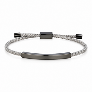 Packshot studio bracelet Doums Gris, cordon macramé tressé avec plaque longue et fermoir coulissant noir.