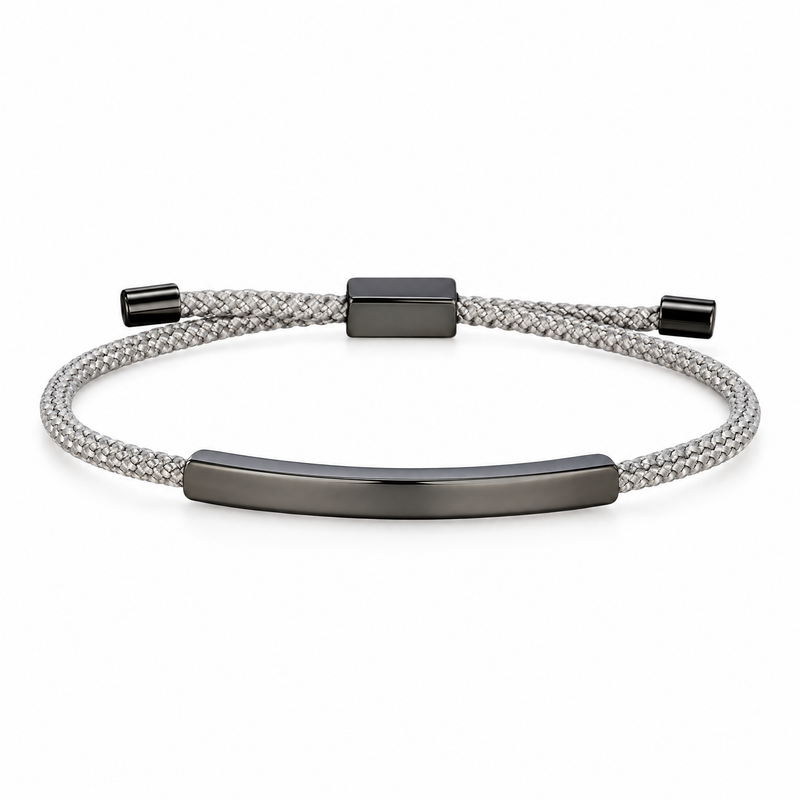 Packshot studio bracelet Doums Gris, cordon macramé tressé avec plaque longue et fermoir coulissant noir.
