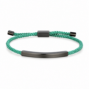 Packshot studio bracelet Doums Jade, cordon macramé tressé avec plaque longue et fermoir coulissant noir.