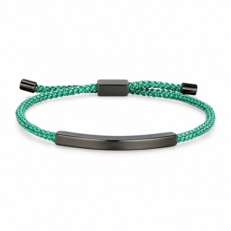 Packshot studio bracelet Doums Jade, cordon macramé tressé avec plaque longue et fermoir coulissant noir.