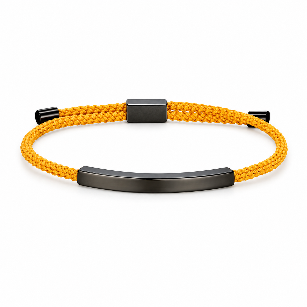 Packshot studio bracelet Doums Moutarde, cordon macramé tressé avec plaque longue et fermoir coulissant noir.