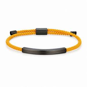 Packshot studio bracelet Doums Moutarde, cordon macramé tressé avec plaque longue et fermoir coulissant noir.