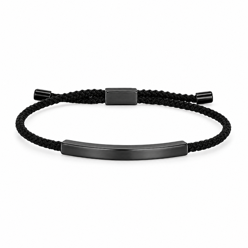 Packshot studio bracelet Doums Noir, cordon macramé tressé avec plaque longue et fermoir coulissant noir.