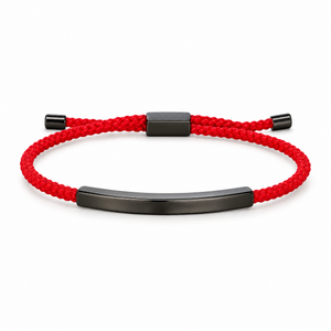 Packshot studio bracelet Doums Rouge, cordon macramé tressé avec plaque longue et fermoir coulissant noir.
